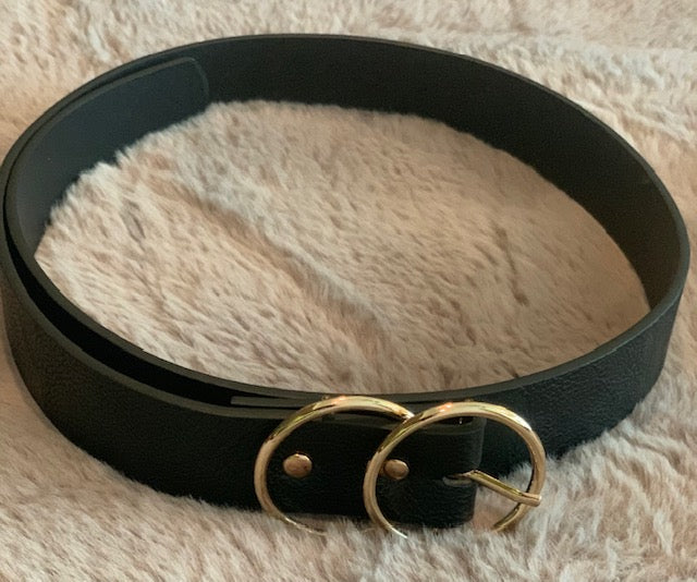 The perfect belt for any occasion, you'll be classy in this beautiful belt. It's a solid and simple design which will go well with any outfit. Also available in multiple colors, you'll want one of each!