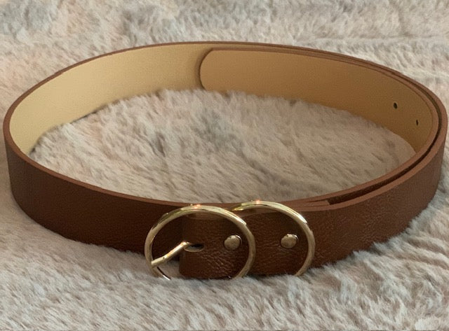 The perfect belt for any occasion, you'll be classy in this beautiful belt. It's a solid and simple design which will go well with any outfit. Also available in multiple colors, you'll want one of each!