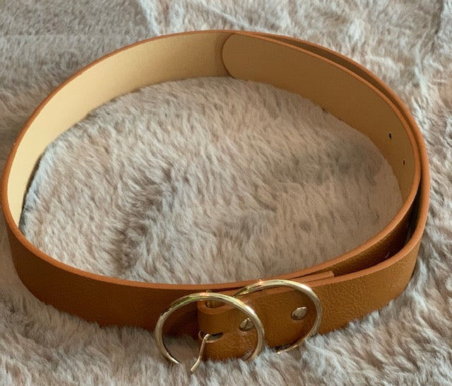 The perfect belt for any occasion, you'll be classy in this beautiful belt. It's a solid and simple design which will go well with any outfit. Also available in multiple colors, you'll want one of each!